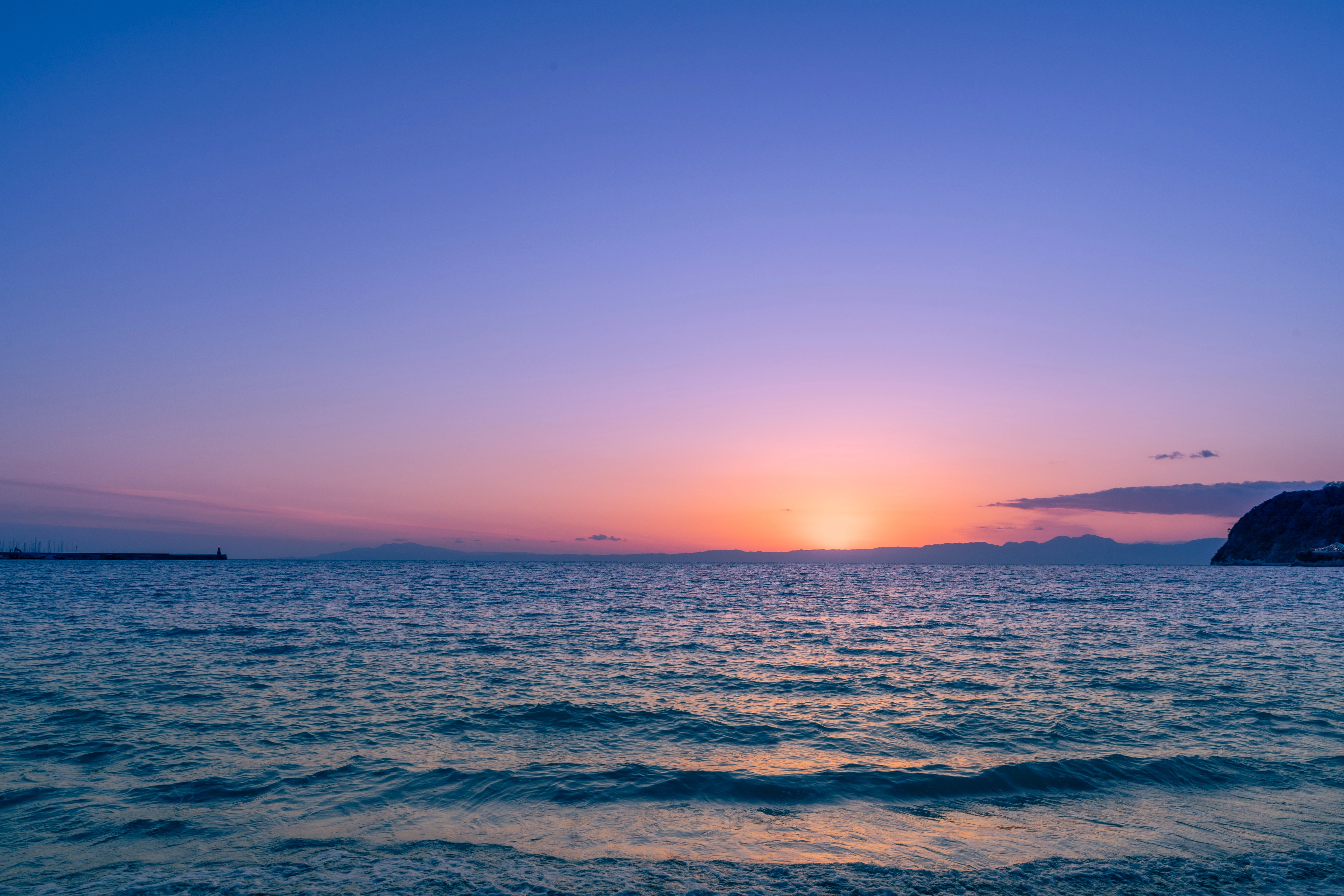 Tranquil Sunset Waves Meet the Endless Horizon