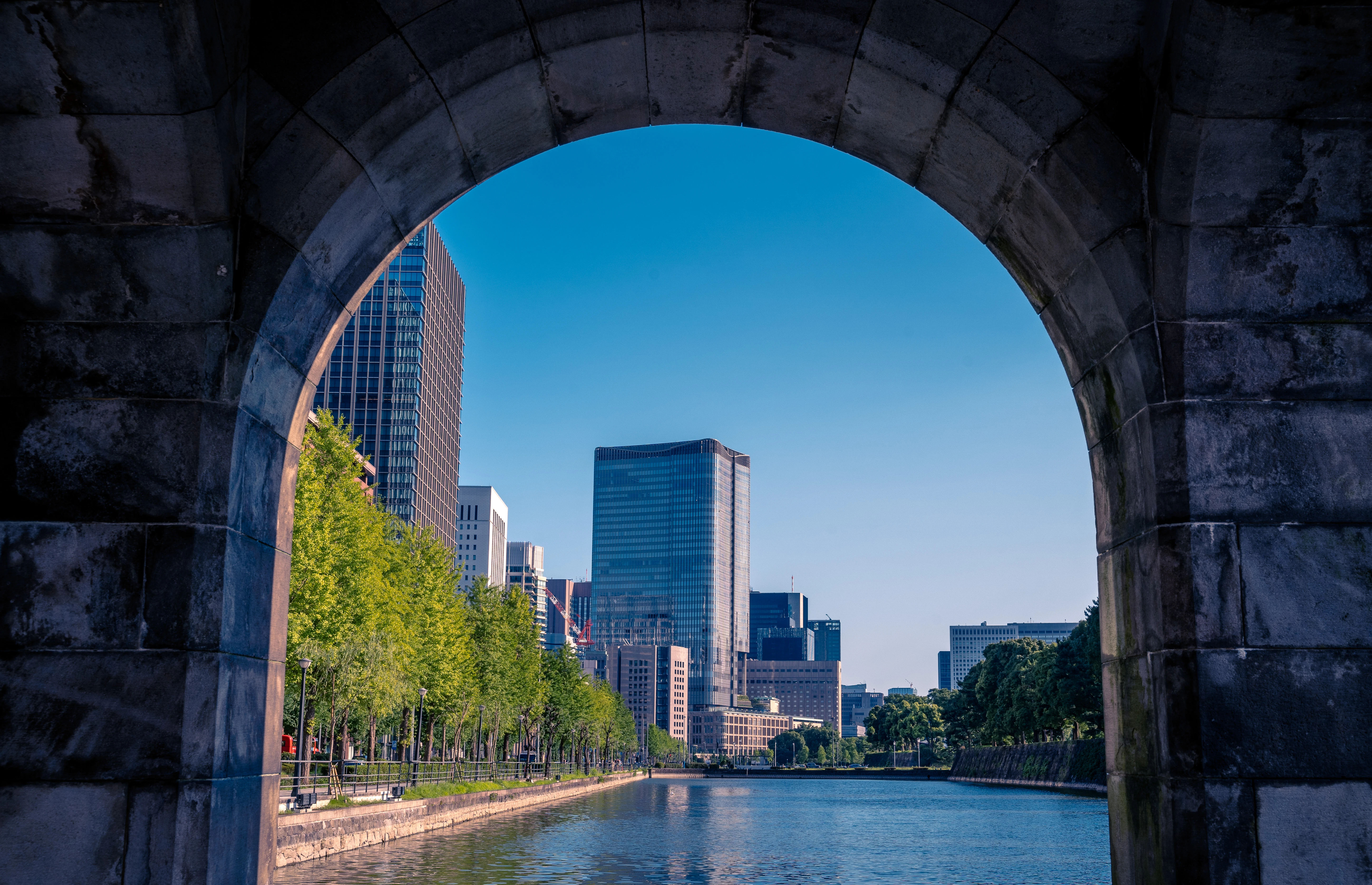 Framed Urban Serenity: A View Through the Arch