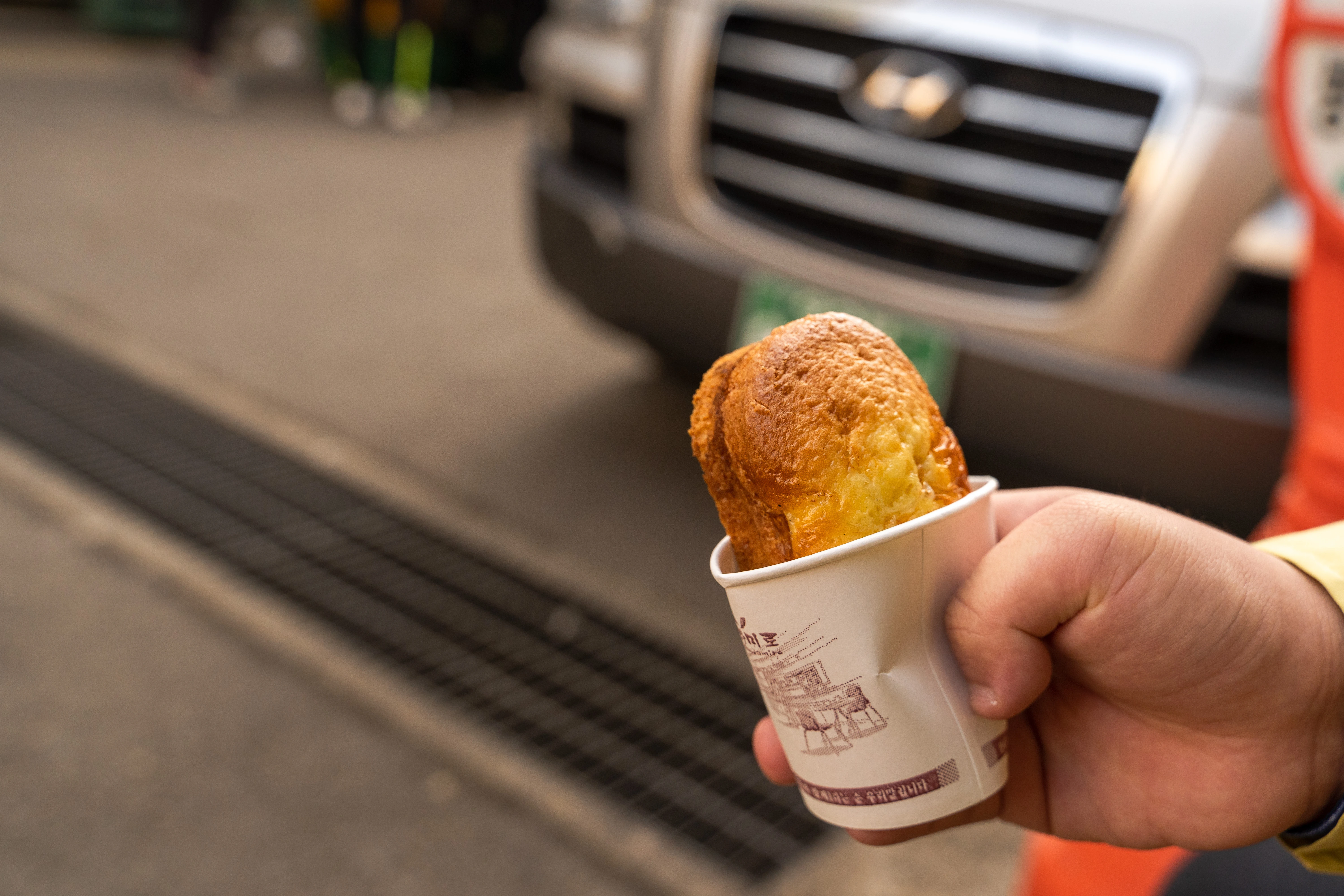 Street Delight: Warm Egg Bread on a Busy Morning